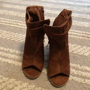 Ankle zip up open toed boots